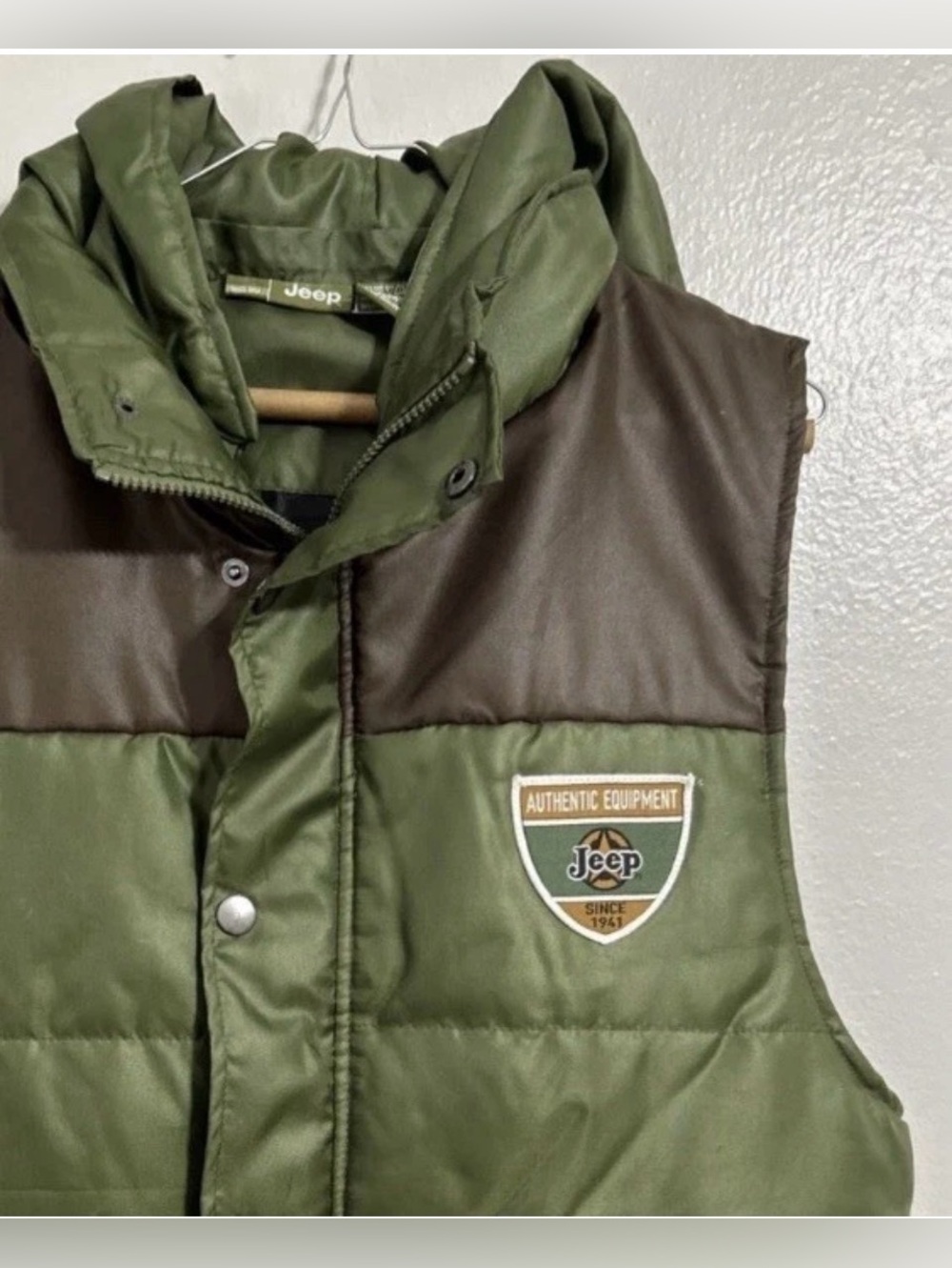 Mens Jeep Sz L Softshell Vest Green/Brown Hooded Hiking Fishing Off Roading EUC